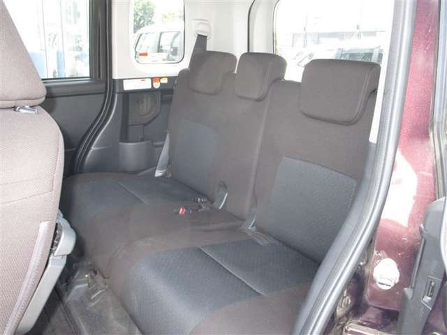 ゆとりある広々とした車内空間は、ドライブを始め買い物やレジャーなど、幅広く活躍します。一人でもみんなとでもお出かけを楽しみましょう！