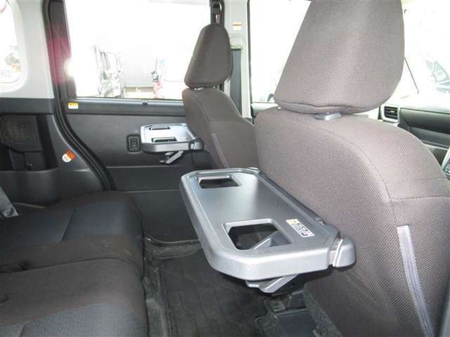 運転席と助手席の背中にテーブルがあります＾＾