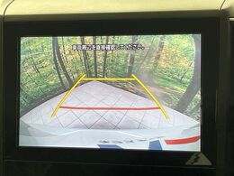 【バックカメラ】駐車時に後方がリアルタイム映像で確認できます。大型商業施設や立体駐車場での駐車時や、夜間のバック時に大活躍！運転スキルに関わらず、今や必須となった装備のひとつです！