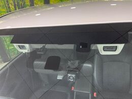 【アイサイト】前方の車両等を検知し、衝突しそうな時は警報で注意を促し、ブレーキを踏む力をサポート。ブレーキを踏めなかった場合は衝突被害軽減ブレーキが作動、衝突回避をサポートします。