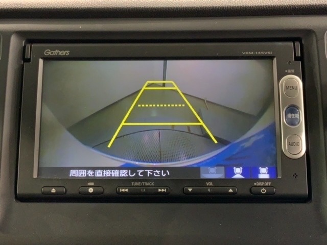 リバースギアに入れるだけで後方の表示へ切り替わります。夜間や雨の日の駐車も楽になりますよ。