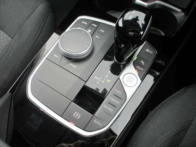 BMWのほぼすべてのモデルで、電子式シフトレバーを採用。手首のスナップだけで簡単に操作が可能。また、スポーツ・マニュアルモードを搭載しており、BMWらしい『意のままに操る』感覚をご体感いただけます。