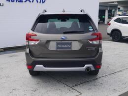 SUBARUの認定U-Carは、全国のSUBARUディーラーで無料修理が受けられる「SUBARUあんしん保証」付きです。1年、または2年間走行距離無制限で、幅広い部品の故障をカバーします。