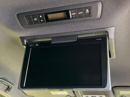 【フリップダウンモニター】大画面モニターで後席でもエンタメをお楽しみいただけます。小さなお子様にも大人気の装備です♪