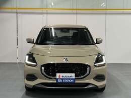 フロントマスクは、スイフトらしいスクェアデザインに、角のデザインを考え抜かれたスマートなデザインです。