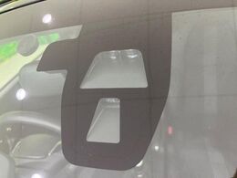 【シティブレーキアクティブシステム】低速走行中に前方の車両等を認識し、衝突しそうな時は警報とブレーキで衝突回避と被害軽減をアシスト。より安全にドライブをお楽しみいただけます。