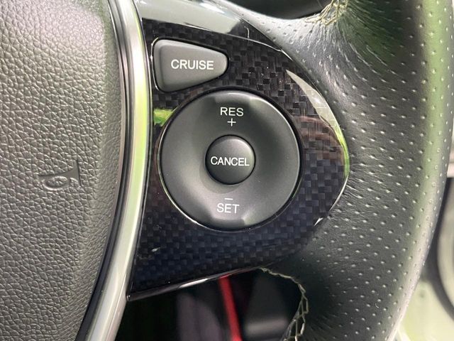 【クルーズコントロール】高速道路もラクラク走行。アクセルを離しても一定速度で走行ができ、長距離運転時の負担を軽減！加速・減速も簡単なスイッチ操作で調整できます。