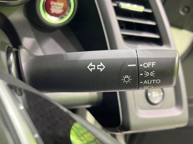 【オートライト】周りの明るさに応じて自動でヘッドライトの点灯・消灯ができる機能です！ライトの付け忘れ・消し忘れなどが無くなり、雨の日や夕方の走行も安心！トンネル通過時も便利ですね♪