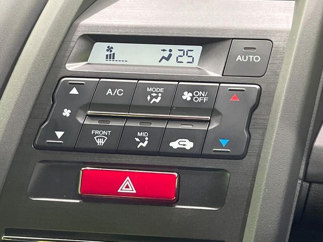 【オートエアコン】一度お好みの温度に設定すれば、車内の温度を検知し風量や温度を自動で調整。暑い…寒い…と何度もスイッチ操作をする必要はありません。快適な車内空間には必須の機能ですね♪