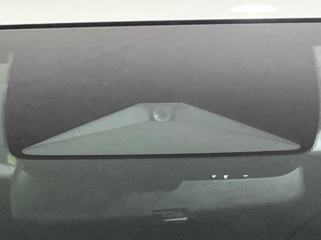 【ホンダセンシング】走行中に前方の車両等を認識し、衝突しそうな時は警報とブレーキで衝突回避と被害軽減をアシスト。より安全にドライブをお楽しみいただけます。