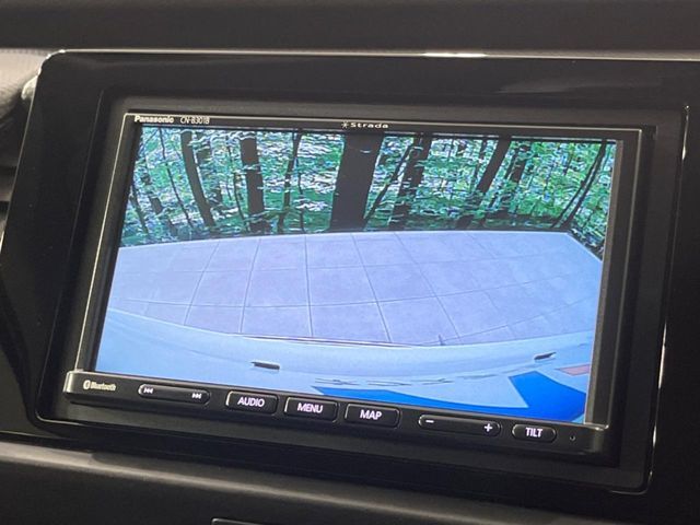 【バックカメラ】駐車時に後方がリアルタイム映像で確認できます。大型商業施設や立体駐車場での駐車時や、夜間のバック時に大活躍！運転スキルに関わらず、今や必須となった装備のひとつです！