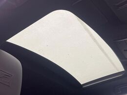 【ムーンルーフ】開放感たっぷりの希少装備、サンルーフが装着されています！車内に明かりを取り入れたり景色を楽しむ以外にも、車内の空気も簡単に換気できて快適です！