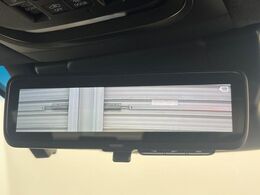 【デジタルインナーミラー】後席の大きな荷物や同乗者で後方が確認しづらい時でも安心！カメラが撮影した車両後方の映像をルームミラー内に表示。クリアな視界で状況の確認が可能です！
