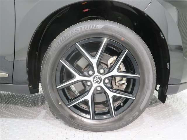 純正アルミホイールが似合ってます。タイヤサイズは235/55R18　です。