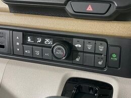 【オートエアコン】一度お好みの温度に設定すれば、車内の温度を検知し風量や温度を自動で調整。暑い…寒い…と何度もスイッチ操作をする必要はありません。快適な車内空間には必須の機能ですね♪