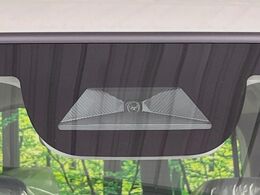 【ホンダセンシング】走行中に前方の車両等を認識し、衝突しそうな時は警報とブレーキで衝突回避と被害軽減をアシスト。より安全にドライブをお楽しみいただけます。