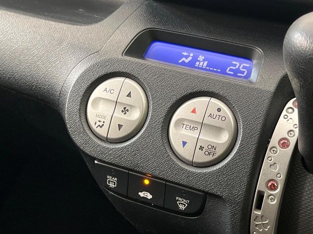 【オートエアコン】一度お好みの温度に設定すれば、車内の温度を検知し風量や温度を自動で調整。暑い…寒い…と何度もスイッチ操作をする必要はありません。快適な車内空間には必須の機能ですね♪