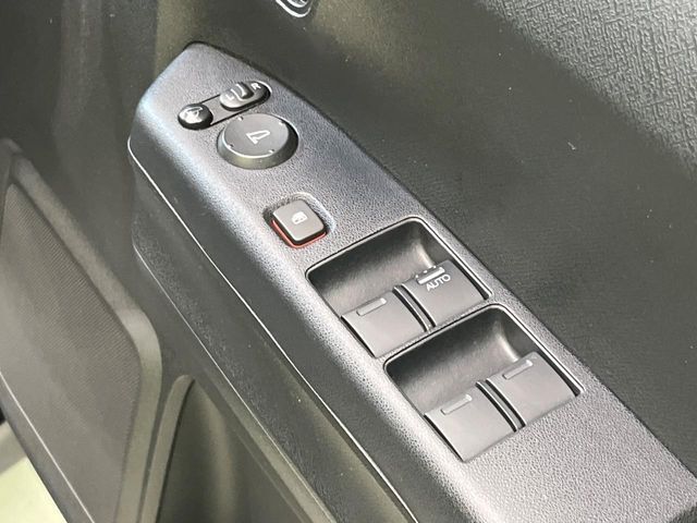 【電動格納ミラー】サイドミラーは電動格納式となっており、狭い駐車場でもキズがつくリスクを抑えられます。