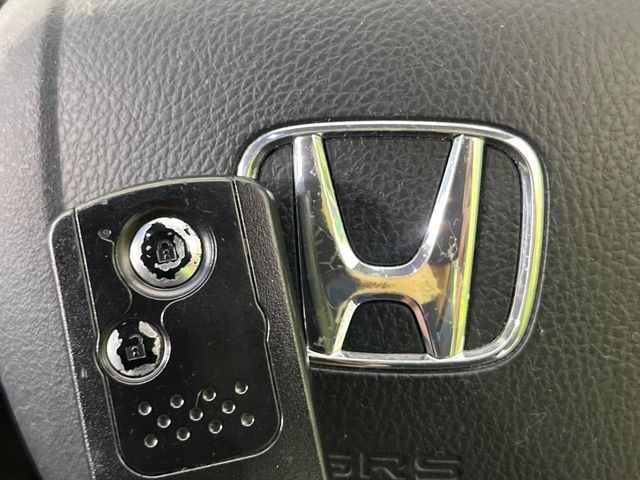 【Hondaスマートキー】カバンやポケットに入れたままでもドアの施錠・解錠が可能なスマートキーを装備。エンジンのオン・オフ時もカギを取り出す必要が無いからとっても便利です♪