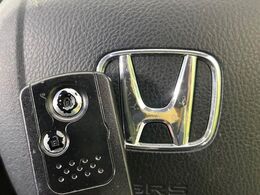 【Hondaスマートキー】カバンやポケットに入れたままでもドアの施錠・解錠が可能なスマートキーを装備。エンジンのオン・オフ時もカギを取り出す必要が無いからとっても便利です♪