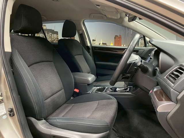 運転席も広々としており運転しやすい環境を実現しています☆室内クリーニングも実施済みです。