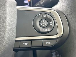 【アダプティブクルーズコントロール】高速道路での長距離走行が楽に！！自動で速度を保つクルーズコントロールが、衝突軽減システムと連携し、前方の車両を感知して車間を保つように速度調節してくれます！！