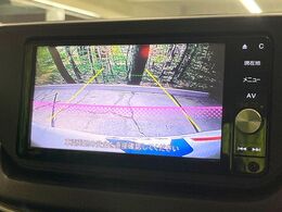 【バックカメラ】駐車時に後方がリアルタイム映像で確認できます。大型商業施設や立体駐車場での駐車時や、夜間のバック時に大活躍！運転スキルに関わらず、今や必須となった装備のひとつです！