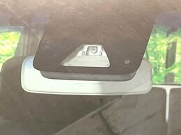 【スマートアシスト】走行中に前方の車両等を認識し、衝突しそうな時は警報とブレーキで衝突回避と被害軽減をアシスト。より安全にドライブをお楽しみいただけます。