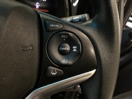 【アダプティブ・クルーズ・コントロール】予め設定した車速内でクルマが自動的に加減速。 前走車との適切な車間距離を維持しながら追従走行し、高速道路でのドライバーの疲労を軽減してくれる嬉しい機能付♪