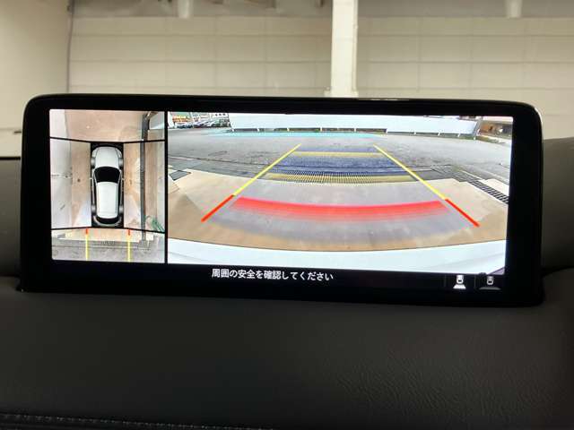 360度ビューカメラを搭載。4方の小型カメラの映像を処理し、車両真上からの映像に変換しています。
