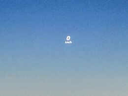 ●ヘッドアップディスプレイ：現在の速度や走行情報をデジタル表示で運転席前方のガラスに投影！運転中、視線をずらさず必要な情報を確認できるのでとっても便利で安心！