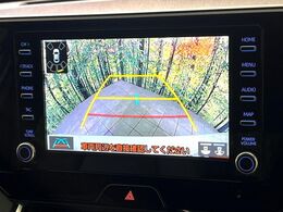 【バックカメラ】駐車時に後方がリアルタイム映像で確認できます。大型商業施設や立体駐車場での駐車時や、夜間のバック時に大活躍！運転スキルに関わらず、今や必須となった装備のひとつです！