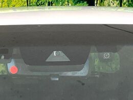 【トヨタセーフティセンス】走行中に前方の車両等を認識し、衝突しそうな時は警報とブレーキで衝突回避と被害軽減をアシスト。より安全にドライブをお楽しみいただけます。