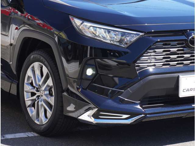 【LEDヘッドライト】悪天候や夜間走行時も良好な視界を確保し安心して運転できる高輝度LEDヘッドライトを装備。明るい上に点灯速度が早く消費電力も抑えられています。