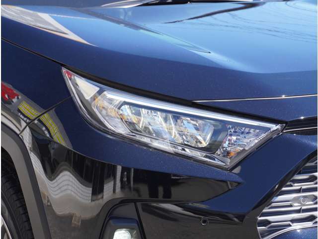 【LEDヘッドライト】悪天候や夜間走行時も良好な視界を確保し安心して運転できる高輝度LEDヘッドライトを装備。明るい上に点灯速度が早く消費電力も抑えられています。