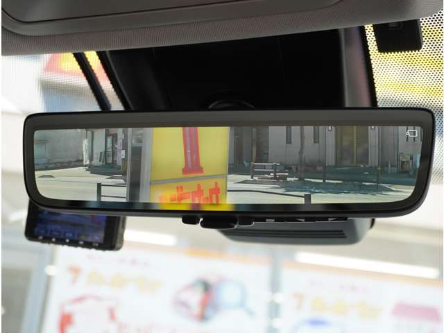デジタルインナーミラー装備。車両後方カメラの映像をミラー内のディスプレイに表示。ヘッドレストや荷物などで視界をさえぎられずに後方を確認することができます。