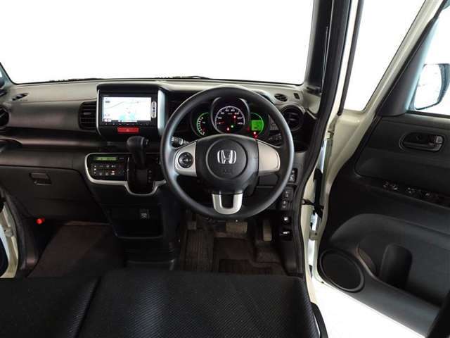視界良好、操作しやすい運転席です。