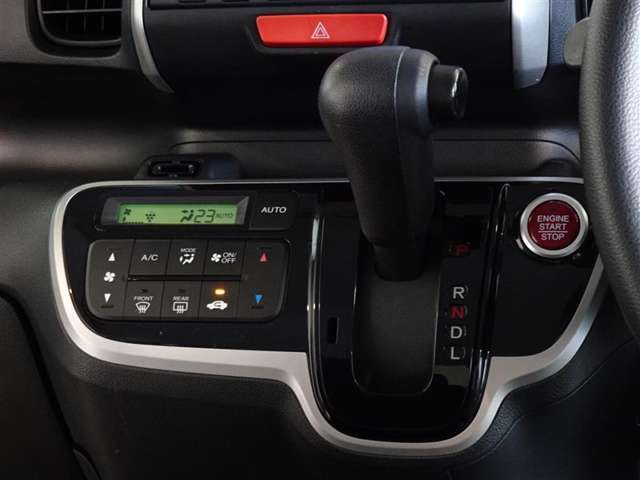 車内を快適に、オートエアコンを装備してます。