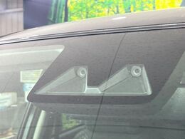 【スマートアシスト】走行中に前方の車両等を認識し、衝突しそうな時は警報とブレーキで衝突回避と被害軽減をアシスト。より安全にドライブをお楽しみいただけます。