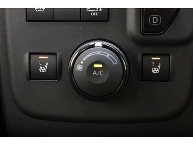 運転席助手席ともにシートヒーターが装備されておりますので寒い時期でも快適ですね！