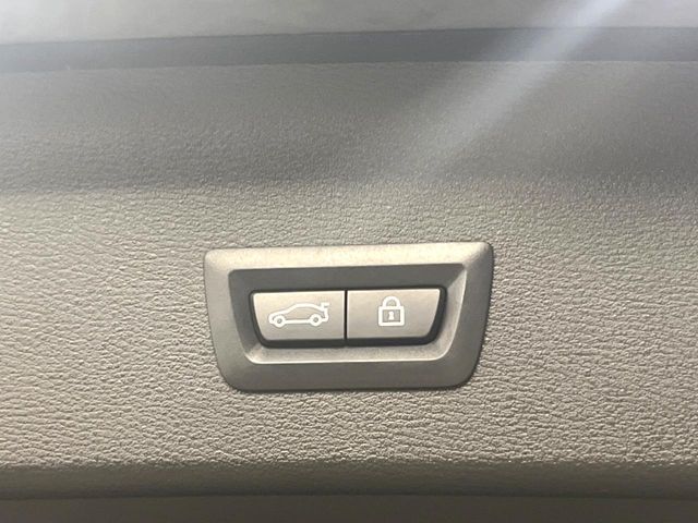 電動リアゲート：ワンタッチでリアゲートの開閉ができ、荷物などで両手が塞がっている状態でも簡単に開閉ができる便利機能です。
