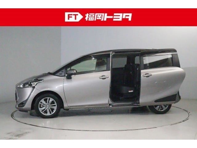 スライドドアは狭い場所での乗り降りにとても便利です。