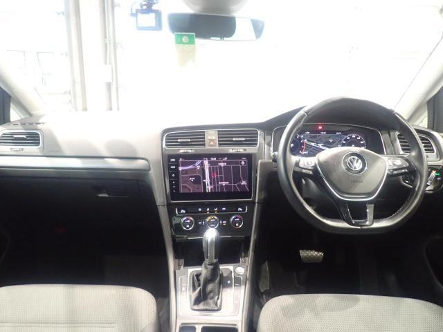 しっかりまとまった感のあるインパネ。各操作スイッチなども使いやすい位置に配置されていますよ。