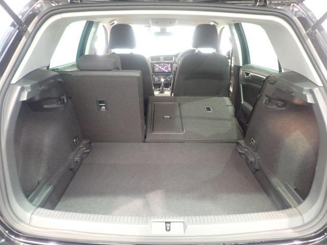 可動式アンダーボード付きラゲッジルーム。使い方はお客様次第です。