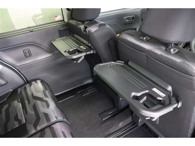 車内での休憩時などに軽食や飲み物を置けるシートバックテーブル。
