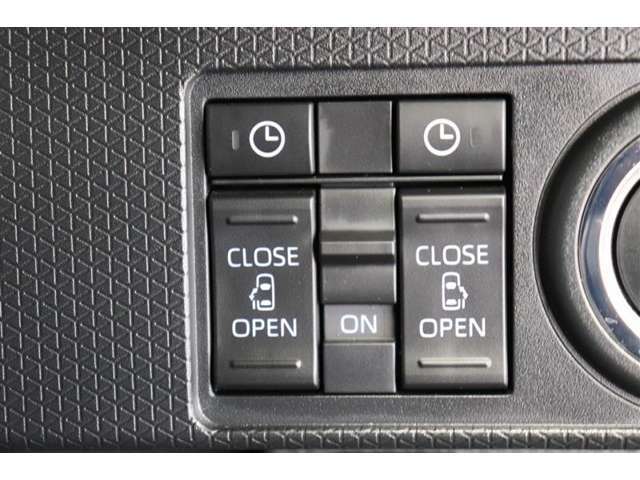 スライドドアの開閉は、ドアハンドルはもちろん運転席からのスイッチ操作でも可能です。お子様の送迎時の乗り降りも一段と楽になります。