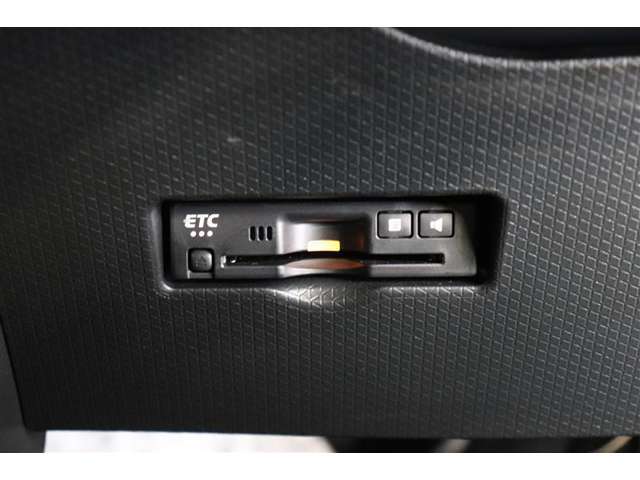 高速道路の利用時に便利なETC。料金所での停車や小銭を探す手間がなくなり快適です♪見た目もすっきりとしたビルトインタイプを装備しています。