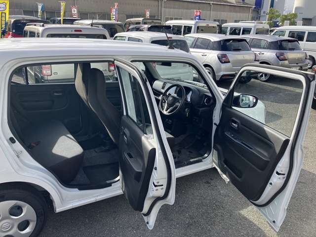 前後ドアの開放状態です。広い開口部が、乗り降りや荷物の出し入れなどにたいへん便利です。