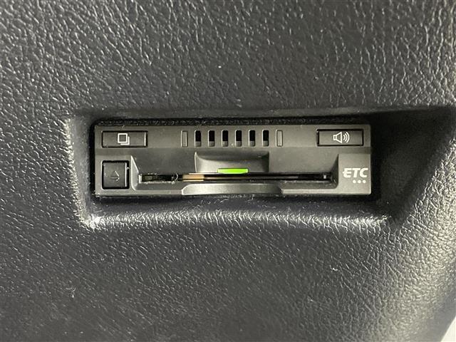 【ETC】有料道路を利用する際に料金所で停止することなく通過できる、ETC車載器（ノンストップ自動料金収受システム機器）が装備されています。セットアップを行うことで利用可能になります。