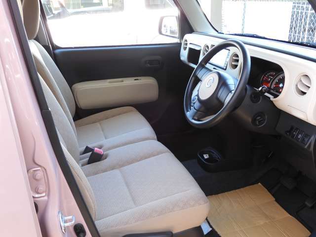 ★運転席側から。車内は、タバコ臭等気になる臭いや汚れなく、綺麗な状態は嬉しいですね(^_-)-☆。